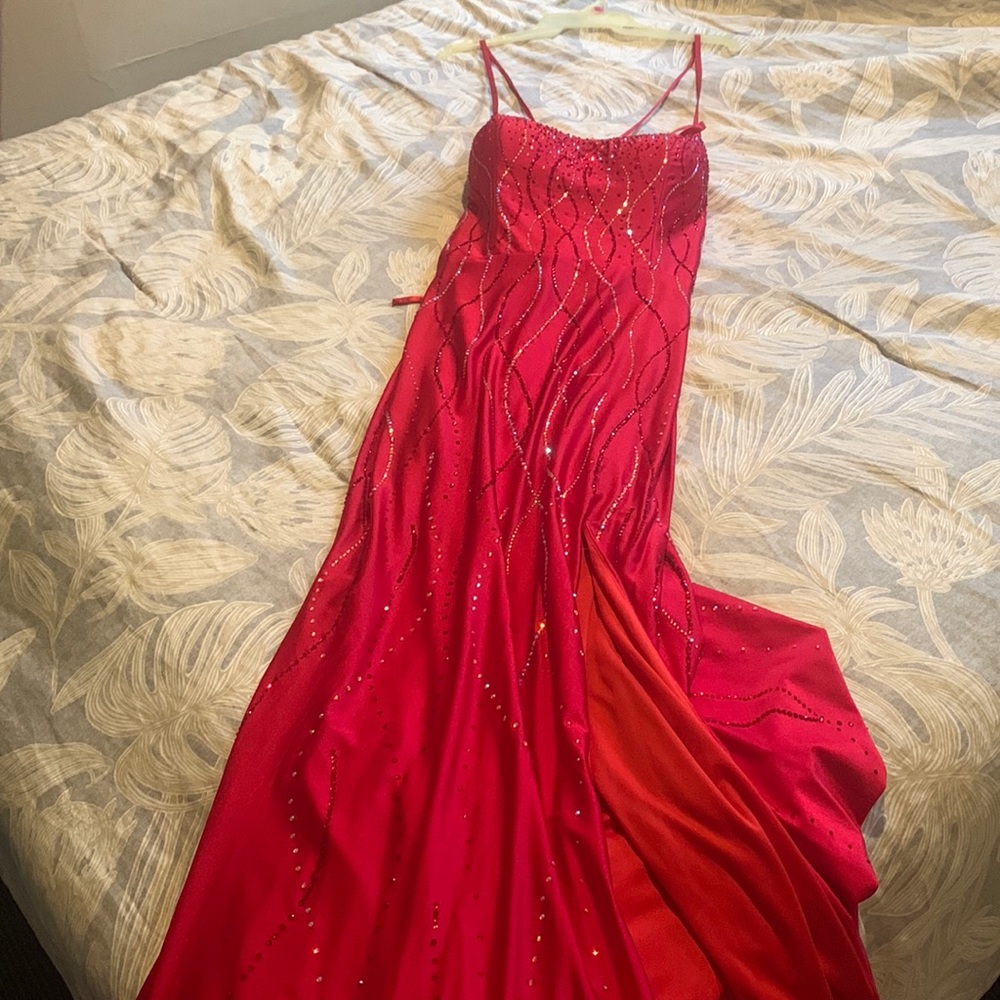 I’ve worn this dress 1 time to prom. Trying to sell it because it’s in my way.
